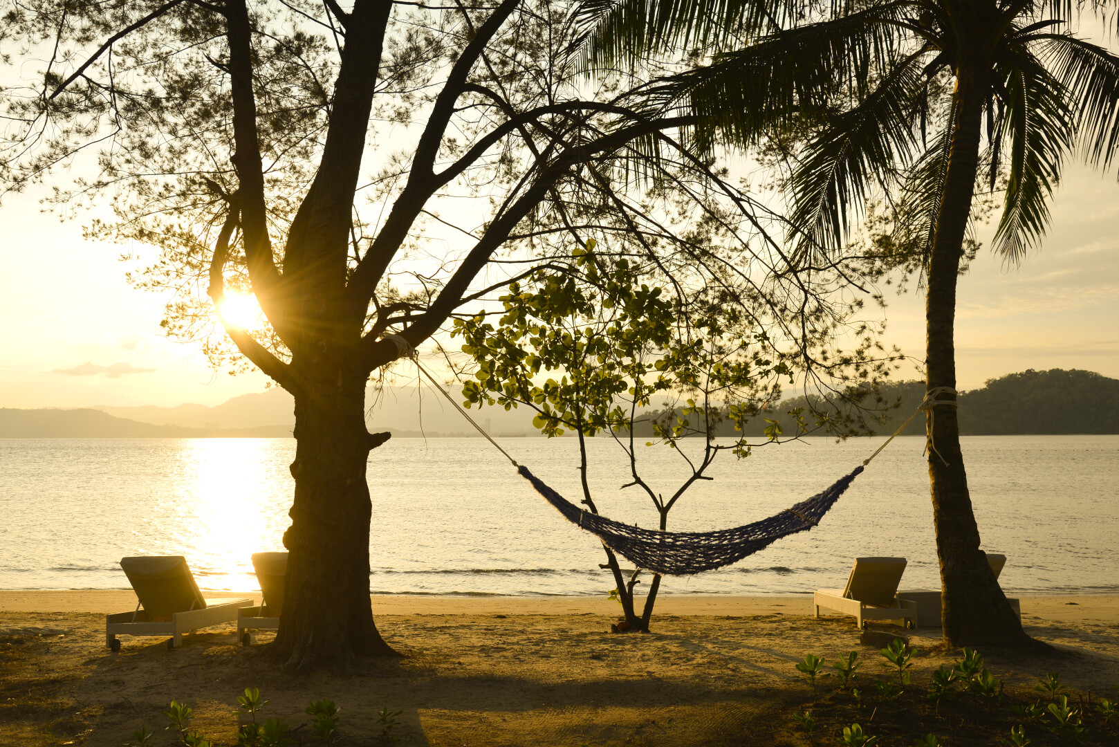 Gaya Island Resort Strand 2